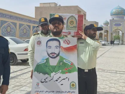تصویری از تابوت پیکر مطهر شهید امیرمحمد کریمی / تشییع پیکر مطهر امیرمحمد کریمی ۴ ساله بر دستان زنان قهرمان هرمزگانی + فیلم