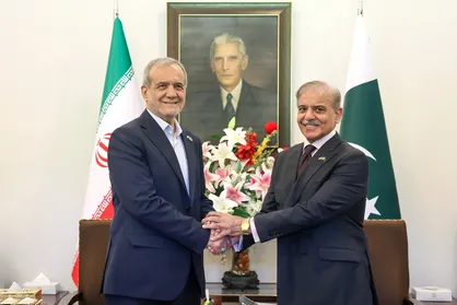 پزشکیان: در زمان کوتاه می&zwnj;توانیم حجم روابط تجاری ایران و پاکستان را از ۳ میلیارد به ۱۰ میلیارد دلار ارتقا بدهیم / مواضع پاکستان در دفاع و حمایت از ایران در طول جنگ ۱۲ روزه بسیار دلگرم کننده بود + فیلم