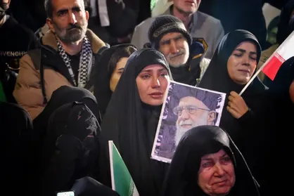 اشک&zwnj;های بی پایان گرمساری&zwnj;ها در شب اربعین رهبر شهید انقلاب+ فیلم