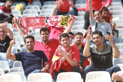 بنر&zwnj;های هواداران پرسپولیس درباره تفاوت پرداختی با استقلال