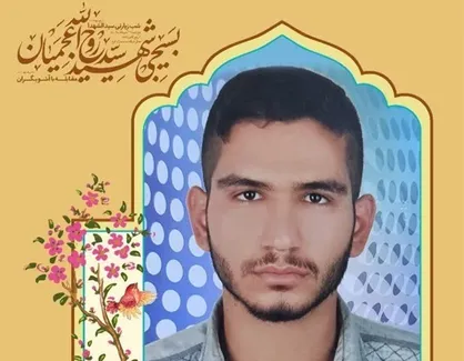 وداع سوزناک پدر و مادر شهید &laquo;سید روح&zwnj;الله عجمیان&raquo; در معراج شهدا + فیلم