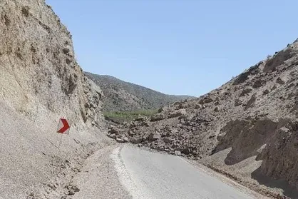 محور کوثر&ndash;خلخال تا صبح فردا به&zwnj;دلیل ریزش کوه مسدود شد