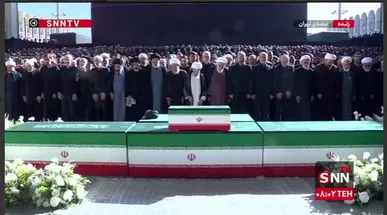 فیلم کامل اقامه نماز بر پیکر مطهر رهبر شهید توسط آیت‌الله جعفر سبحانی
