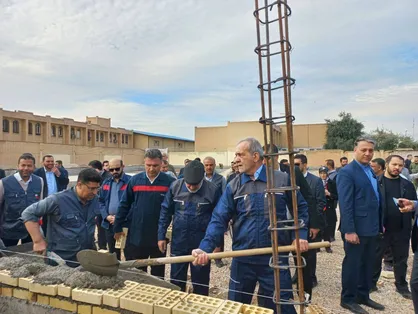 خشت&zwnj;گذاری یک مدرسه توسط رئیس جمهور/لباس کارگری بر تن مسعود پزشکیان +فیلم