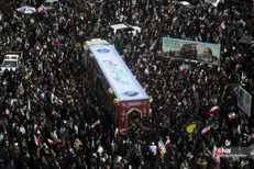 وداع حماسی مردم تهران تشییع با پیکر مطهر فرمانده شجاع خلیج فارس شهید دریابان تنگسیری + فیلم
