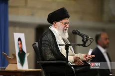 رهبرانقلاب: شیعه انگلیسی یعنی شیعه دعوا درست کن / غلط می‌کند کسی فکر کَندن درخت تناور جمهوری اسلامی را کند