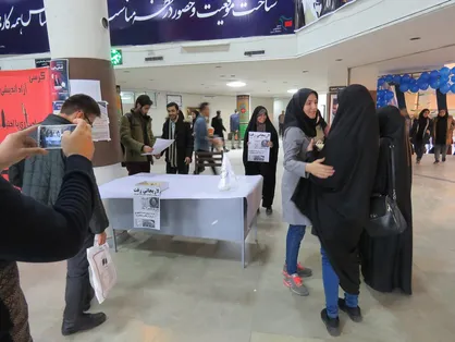 دانشجویان دانشگاه تبریز در واکنش به عدم کاندیداتوری لاریجانی شیرینی پخش کردند