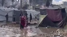 تصاویر تکان‌دهنده از کودکان غزه پس از غرق شدن چادرهایشان در باران به دنبال سرپناهی امن می‌گردند
