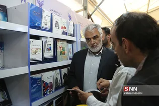رئیس دانشگاه آزاد در ناشران دانشگاهی در سی و دومین نمایشگاه بین المللی کتاب