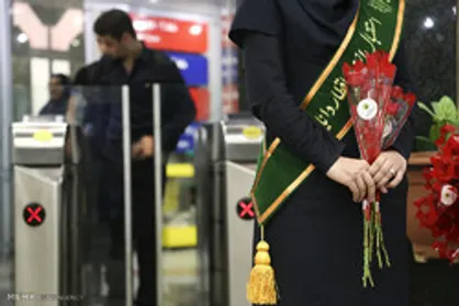 بانوان با اهدای شاخه گل در متروی تهران تکریم شدند