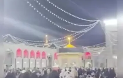 شعار الله اکبر زائران حرم مطهر امام رضا (ع) همزمان با فعال شدن پدافند هوایی برای مقابله با اهداف متخاصم