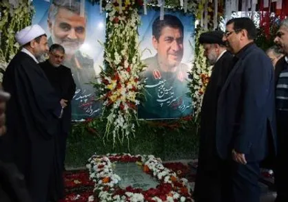 زیارت رئیسی از مزار شهید سپهبد سلیمانی در مراسم چهلمین روز شهادت ایشان