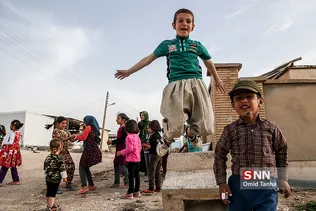 بیش از چهار ماه از زلزله سرپل ذهاب گذشته و روستاها تبدیل به کمپی از چادرو کانکس شده اند، مردم در شرایط سختی بسر میبرند، اینجا روستای کوئیک است در خرابه ها در میان خنده ها و گریه های مردم زلزله زده کورسویی از امید دیده میشود.