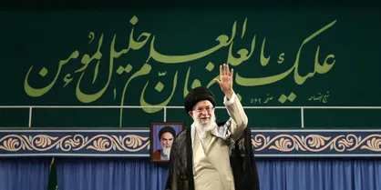 رهبرانقلاب: در مورد موضوعات &laquo;ناموسی&raquo; انقلاب مذاکره نخواهیم کرد / برخی در داخل پاس گل به دشمن می&lrm;دهند
