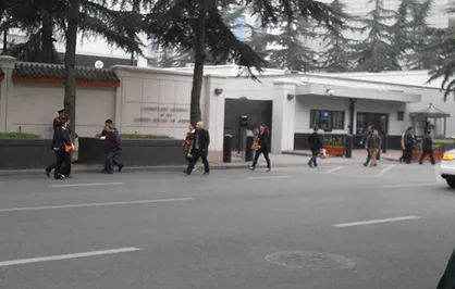 پرچم آمریکا از ساختمان کنسولگری واشنگتن در چنگدو پایین کشیده شد