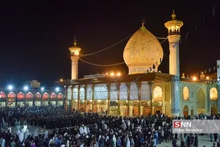 مراسم شام غریبان و لاله‌گردانی شهادت حضرت اباعبدالله الحسین(ع) و شهدای کربلا، شامگاه ۱۷ مرداد ماه ۱۴۰۱ با حضور آیت الله ابراهیم کلانتری تولیت آستان مقدس حضرت شاهچراغ(ع)، خادمین، زائرین و مجاورین بارگاه ملکوتی حرم مطهر حضرت شاهچراغ(ع) شیراز برگزار شد.