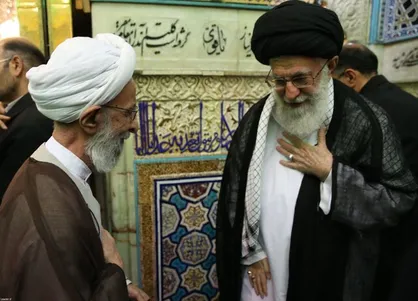 اقامه نماز رهبر انقلاب بر پیکر آیت&zwnj;الله مصباح یزدی + عکس