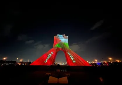 نورپردازی ویژه برج آزادی همزمان با عملیات غرورآفرین "طوفان الاقصی"