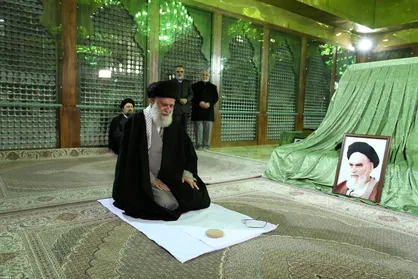 حضور رهبر انقلاب در مرقد مطهر امام (ره) و گلزار شهدا