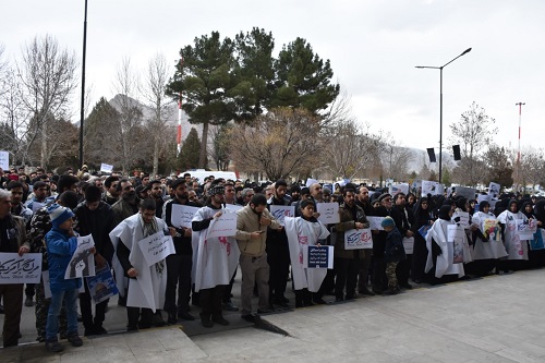 تجمع دانشجویان کرمانشاهی در فرودگاه شهید اشرفی