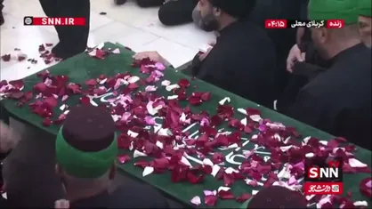 پیکر گلباران شده رهبر شهید در جوار ضریح قمر بنی&zwnj;هاشم آقا ابالفضل العباس (ع)