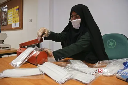 جهادگران خواهر استان لرستان در کارگاه تولید ماسک شهیدحسن باقری فعالیت دارند + فیلم