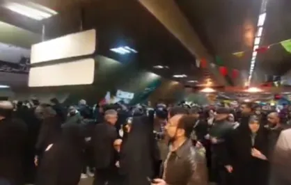سیل جمعیت در ایستگاه مترو تئاتر شهر به سمت مسیر&zwnj;های راهپیمایی تهران