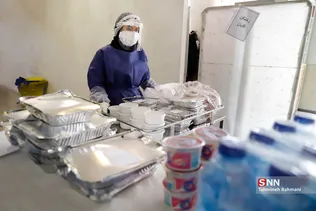 خانم محمدی منتظر رسیدن اقلام مربوط به ناهار بیماران است تا به بخش ببرد.
او پرستاریکی از بیمارستان های پایتخت است ، بیمارستانی که بیماران مبتلا به کرونا را پذیرش نمی کند و علاقمند بود که روزهایی که در محل کار خود حضور ندارد را به خدمت به بیماران کرونایی بگذراند.
خانواده اش در جریان حضورش به عنوان داوطلب در بیمارستان نیستند و نمی خواهد که آنها متوجه شوند.
