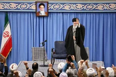 دیدار ۷۰۰ نفر از مردم قم با رهبر معظم انقلاب به مناسبت قیام تاریخی ۱۹ دی