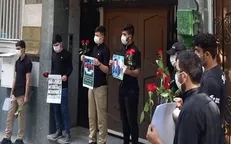 حضور تعدادی از دانشجویان ایرانی مقابل سفارت آذربایجان در تهران به نشانه همدردی
