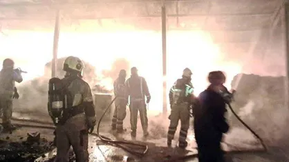 آتش&zwnj;سوزی گسترده در انبار لباس در جاده ورامین؛ عملیات ۱۲ ساعته آتش&zwnj;نشانان بدون تلفات