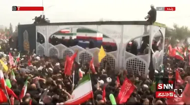 متبرک کردن پارچه و چفیه با تابوت پیکر رهبر شهید و خانواده ایشان در قم + فیلم