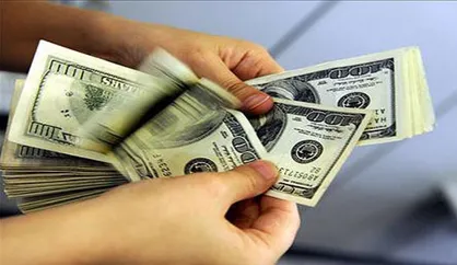 سرازیر شدن شبانه دلار به بازار بعد از اعلام نرخ ۴۲۰۰ تومانی برای اسکناس آمریکایی!
