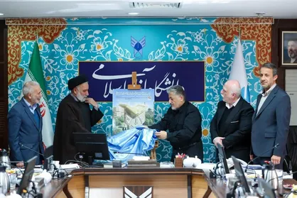 رونمایی از پوستر سی&zwnj;امین دوره مسابقات قرآن و عترت دانشگاه آزاد اسلامی با شعار &laquo;ایران در پناه قرآن&raquo;