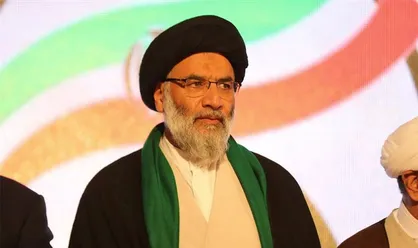 بوسه امام جمعه اهواز بر دستان کارگر هفت تپه
