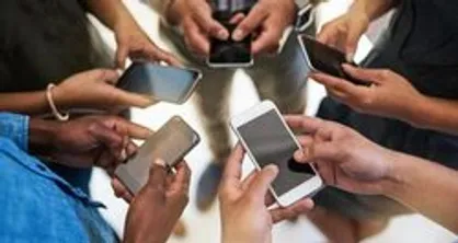 استفاده از گوشی های هوشمند میزان تعامل نوجوانان با خانواده ها را ۹۰ درصد کاهش داده است