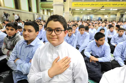 حضور در نماز جماعت مدارس اختیاری است