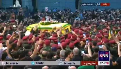 تشییع پیکر فرمانده شهید حزب&zwnj;الله سیدفواد علی شکر(سید محسن) بر روی دستان مردم