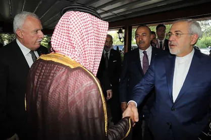 وزیرخارجه عربستان و ظریف با یکدیگر دست دادند