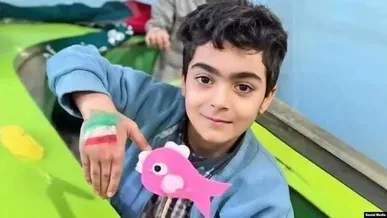 حضور پدر و مادر شهید ماکان نصیری در مراسم تشییع رهبر شهید در مشهد + فیلم