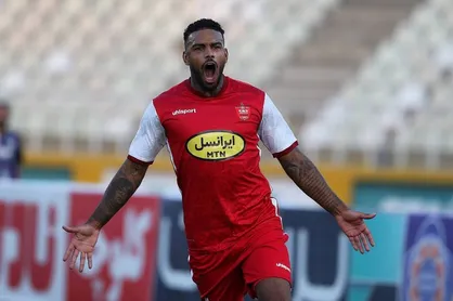تبریک کریسمس لوکادیا با پیراهن پرسپولیس