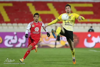 تجمع هواداران پرسپولیس و سپاهان مقابل هتل/ هر تیم را از یک مسیر متفاوت به ورزشگاه بردند