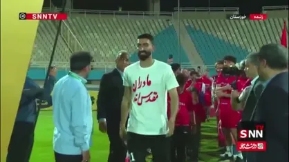 علیرضا بیرانوند با پیراهن منقش به جمله &laquo;مادران مقد&zwnj;س&zwnj;اند&raquo; در جشن قهرمانی تراکتور شرکت کرد