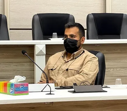 اهدا ۱۱۶ کفش و ۴۰۰ دست لباس به دانش آموزان مناطق محروم فسا از سوی جهادگران