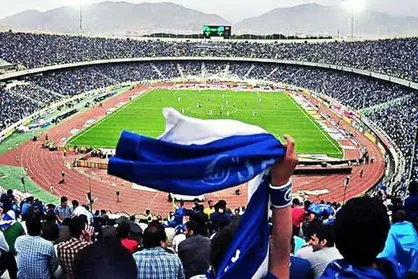 هواداران استقلال با دسته&zwnj;های گل به استقبال فولادی&zwnj;ها می&zwnj;روند
