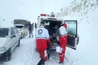 اسکان بیش از ۱۳۰۰ نفر گرفتار شده در برف و کولاک توسط هلال احمر
