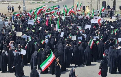 تجمع هزار نفری دانشجویان مقابل مرکز هسته&zwnj;ای نطنز