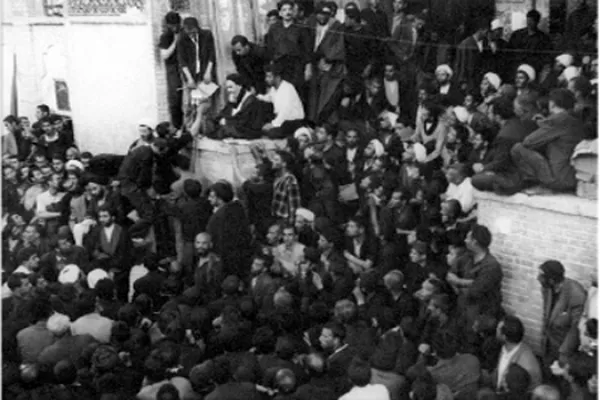 امام در حال سخنرای برای مردم انقلابی قم امام در حال سخنرای برای مردم انقلابی قم