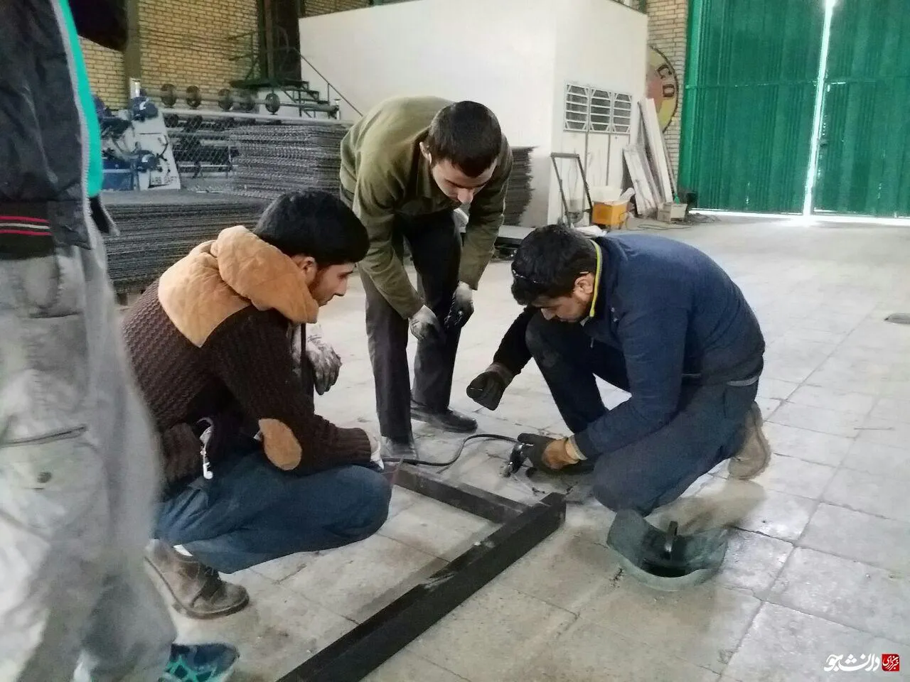 دانشجویان جهادگر دانشگاه صنعتی کرمانشاه کانکس و سرپناه برای مردم زلزله‌دیده می‌سازند+تصاویر