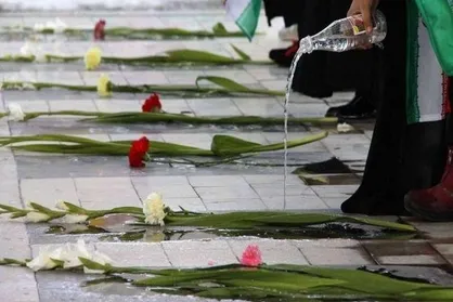دانشجویان ابرکوه مزار شهدای گمنام را غبارروبی می&zwnj;کنند